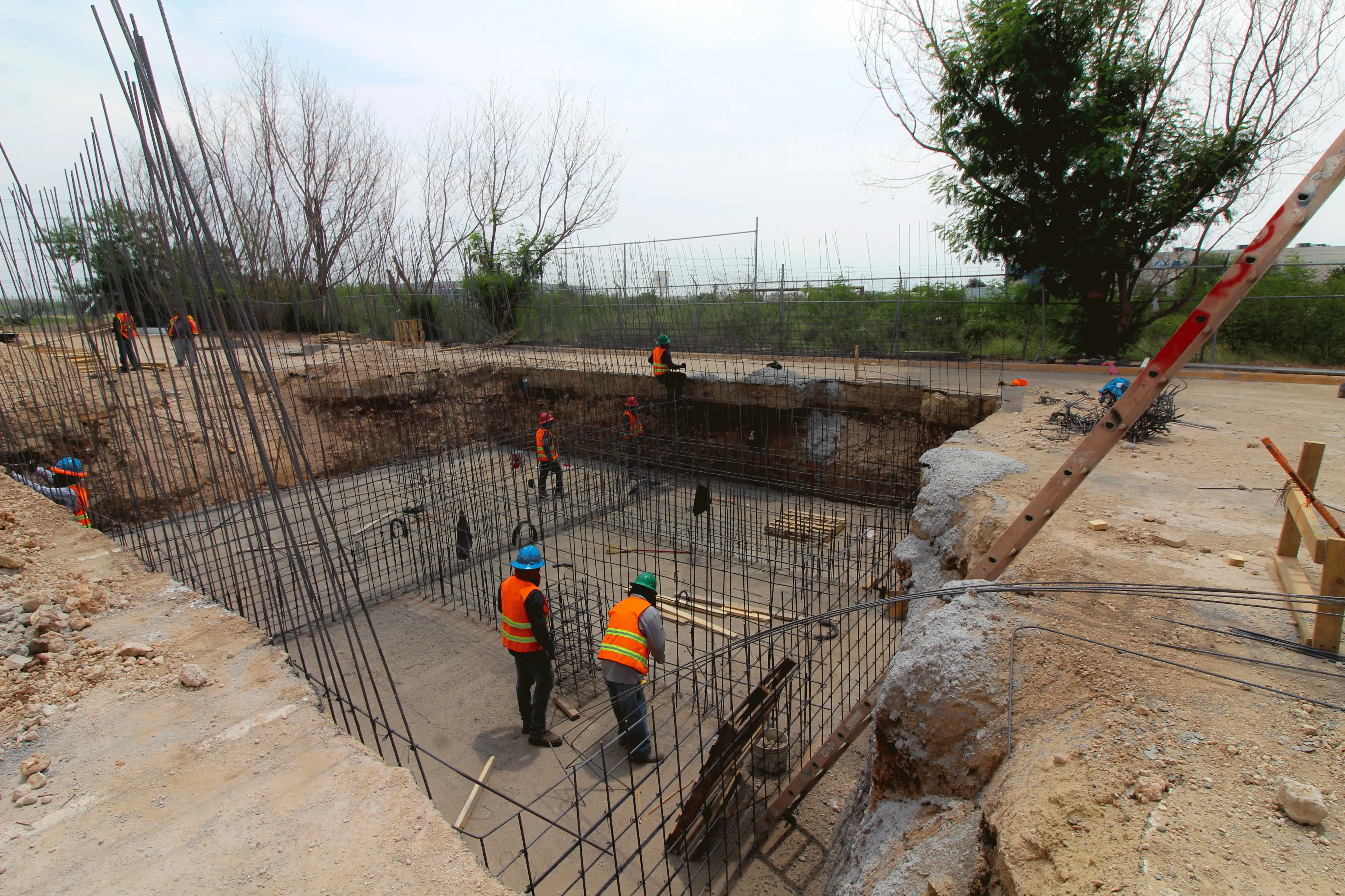 Equipo de construcción trabajando en la estructura de una nave industrial