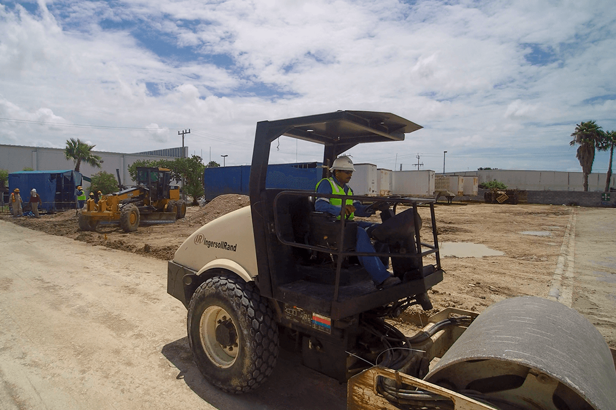 Maquinaria pesada realizando trabajos de terracería y cimentación