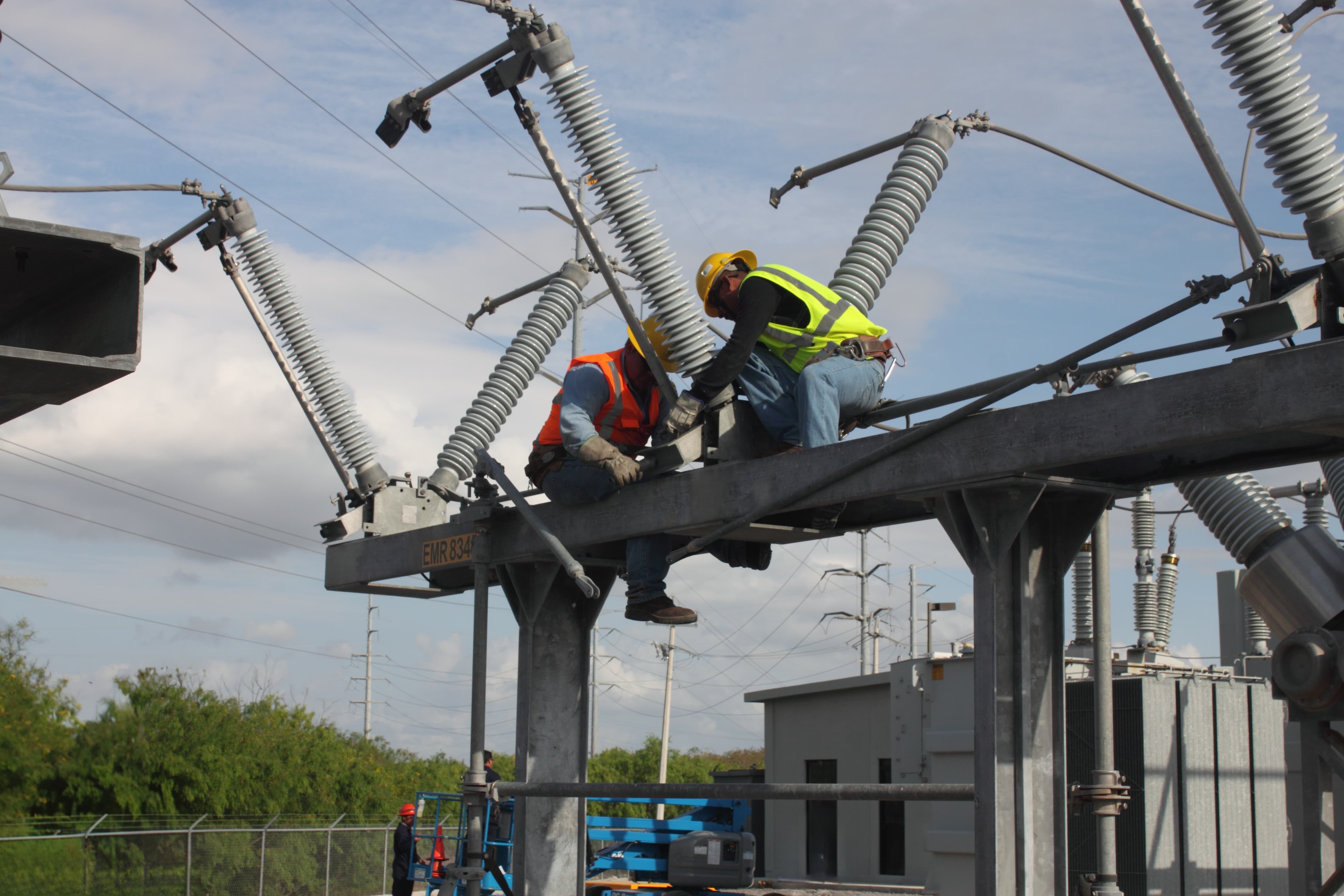 Tecnicos en mantenimiento a subestacion