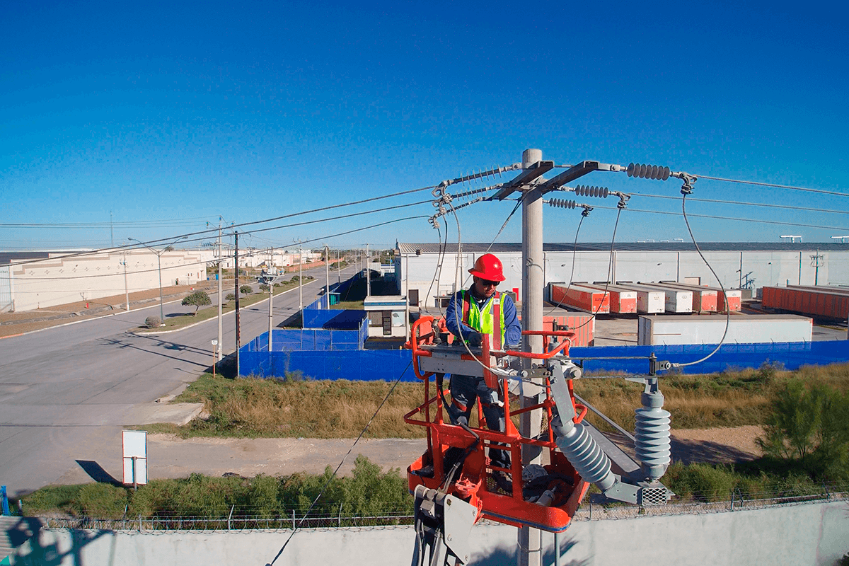 Foto aerea de un poste electrico