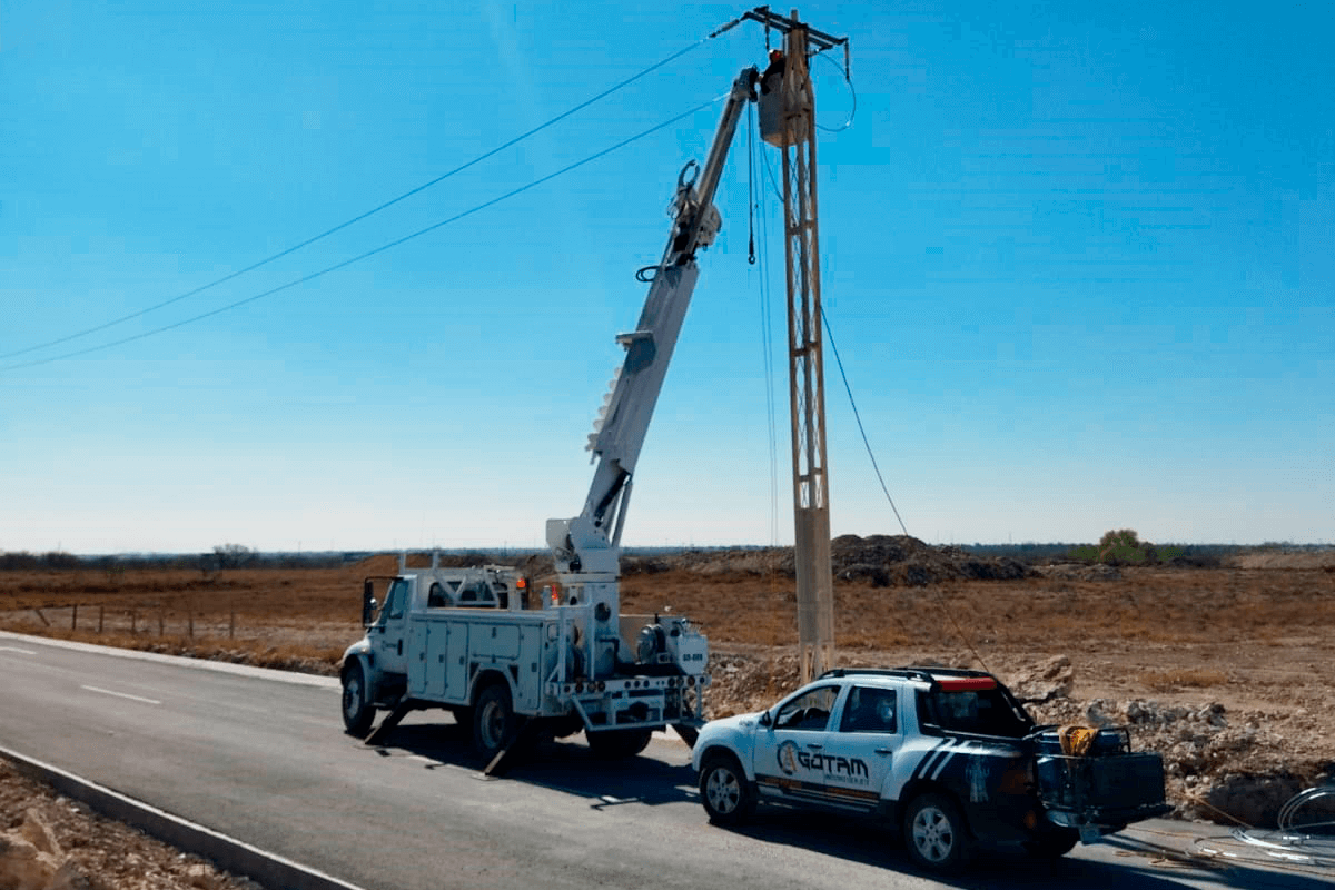 Línea de transmisión eléctrica aérea en zona industrial