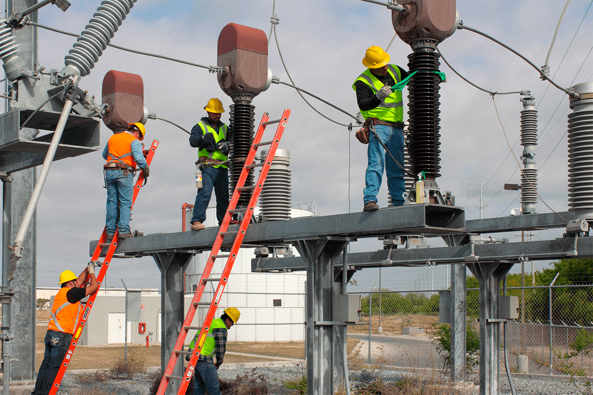 Técnico realizando mantenimiento preventivo a transformador