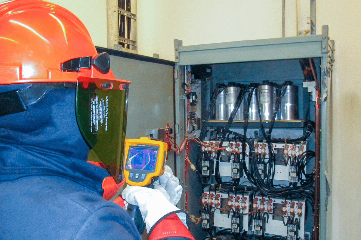 Análisis con cámara de termografía infrarroja en tablero eléctrico