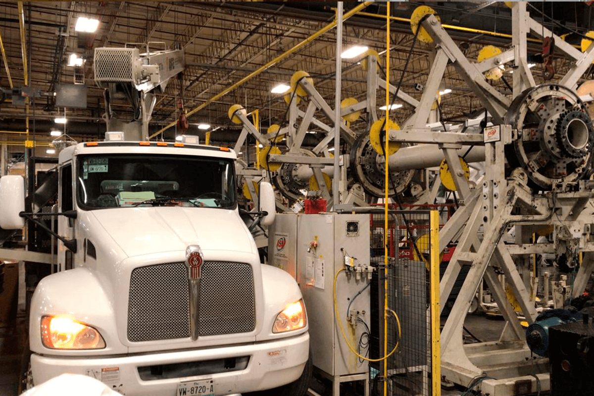 Línea de producción robótica siendo desinstalada para su traslado