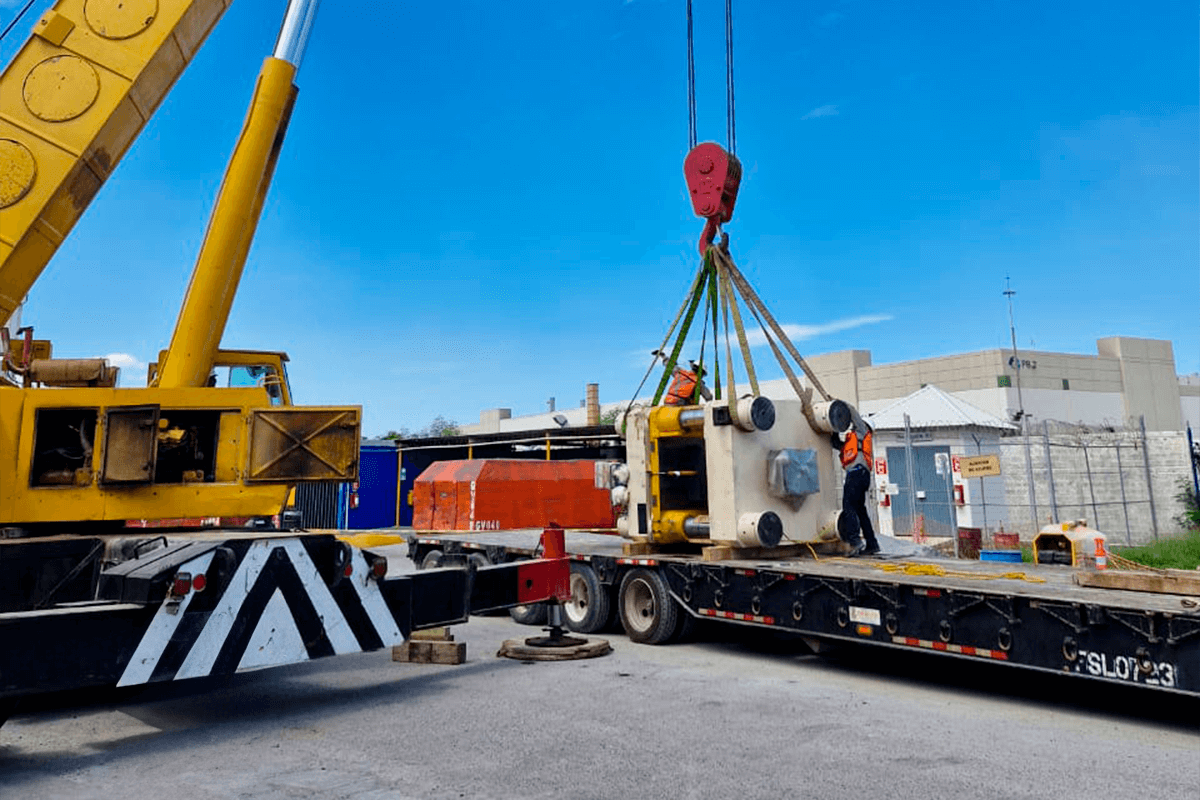 Equipo de logística planificando el traslado de maquinaria